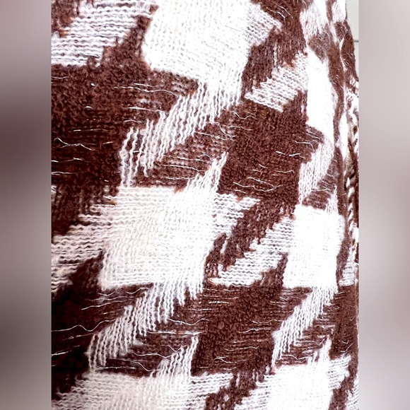 Houndstooth weaved scarf/shawl with sparkly threads - Picture 5 of 8